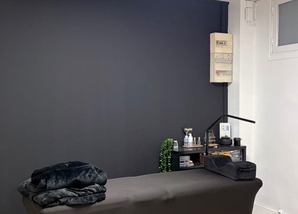 Salle de soins calmante chez Glossip à Beauvais, Hauts-de-France, FR avec décor minimaliste.