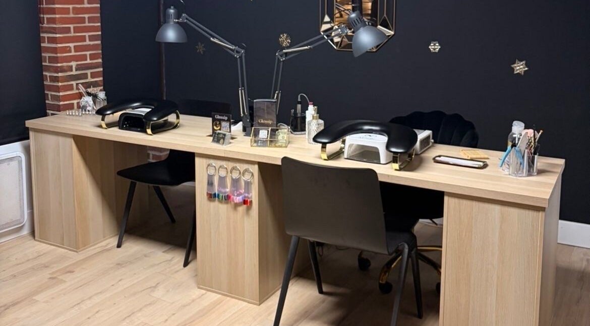 Espace manucure élégant chez Glossip, Beauvais, Hauts-de-France, FR. Décor raffiné et moderne.