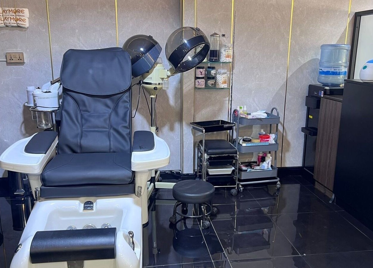 Relaxing pedicure station at Glaymore Gents Salon in Arjan, دبي, AE with modern equipment and stylish decor.