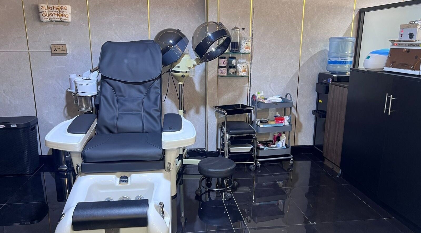 Relaxing pedicure station at Glaymore Gents Salon in Arjan, دبي, AE with modern equipment and stylish decor.