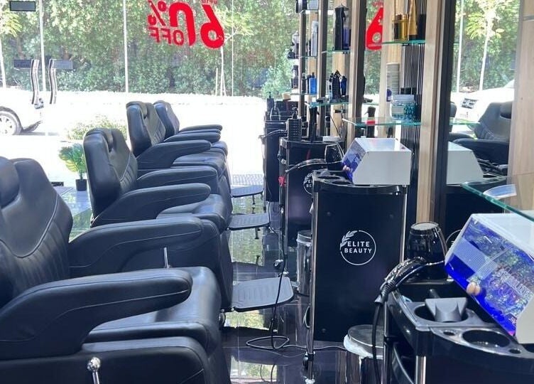 Comfortable salon chairs at Glaymore Gents Salon, Arjan, دبي, AE, offering premium barbershop experience.