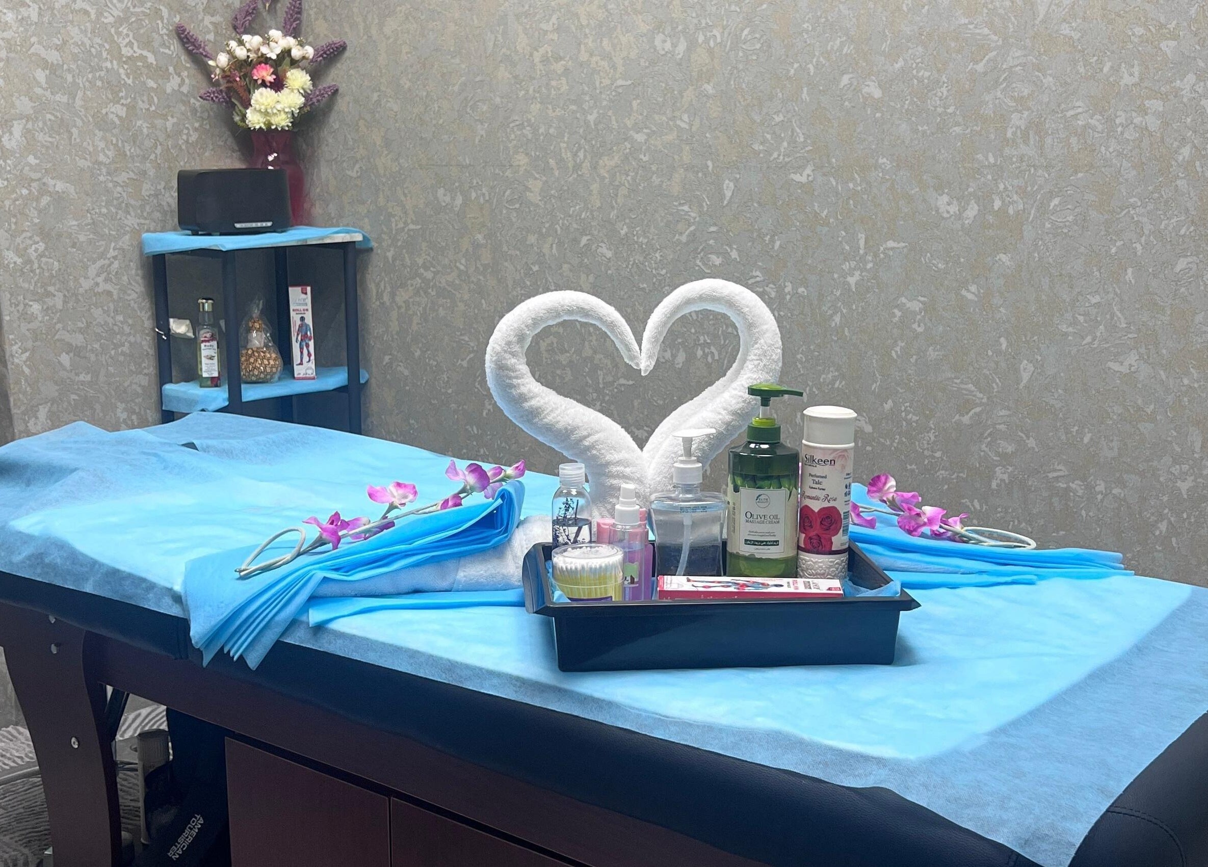 Relaxing massage room at Glaymore Gents Salon, Arjan, دبي, AE with elegant decor and wellness products.