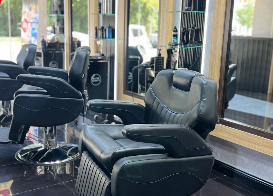 Luxurious barber chairs at Glaymore Gents Salon, Arjan, دبي, AE, offering comfort and style.