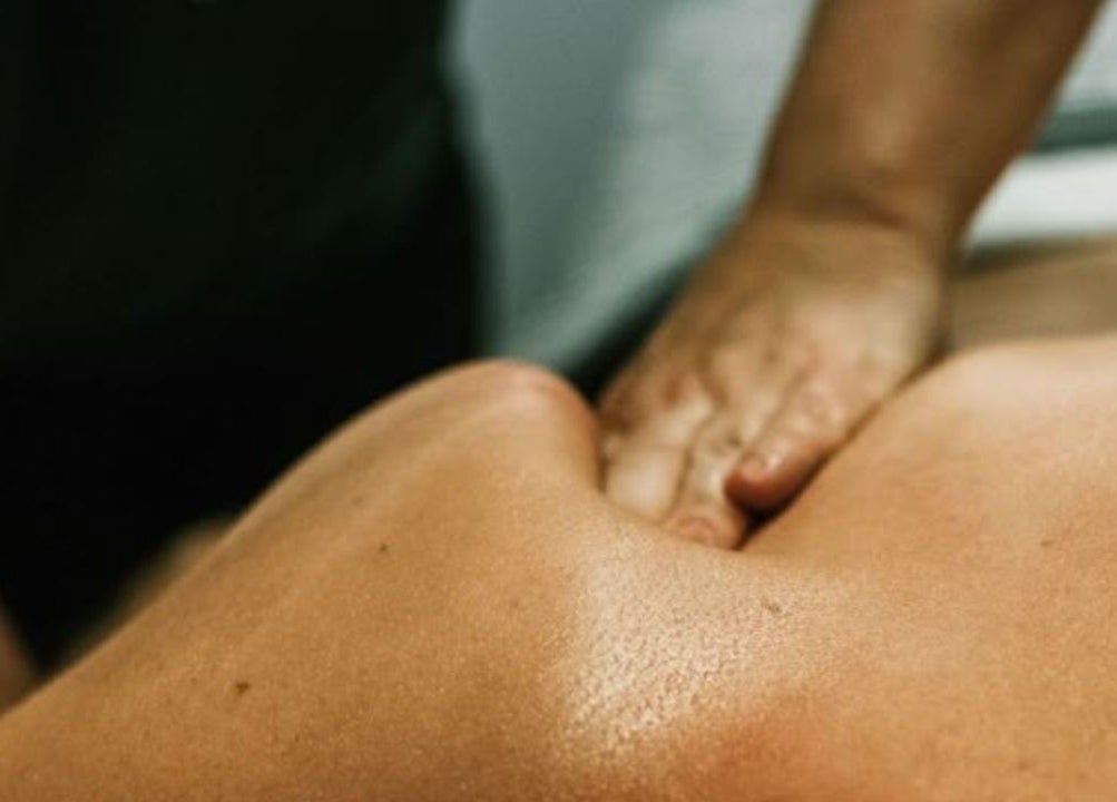 Hand performing massage at Glaymore Gents Salon, Arjan, دبي, AE.