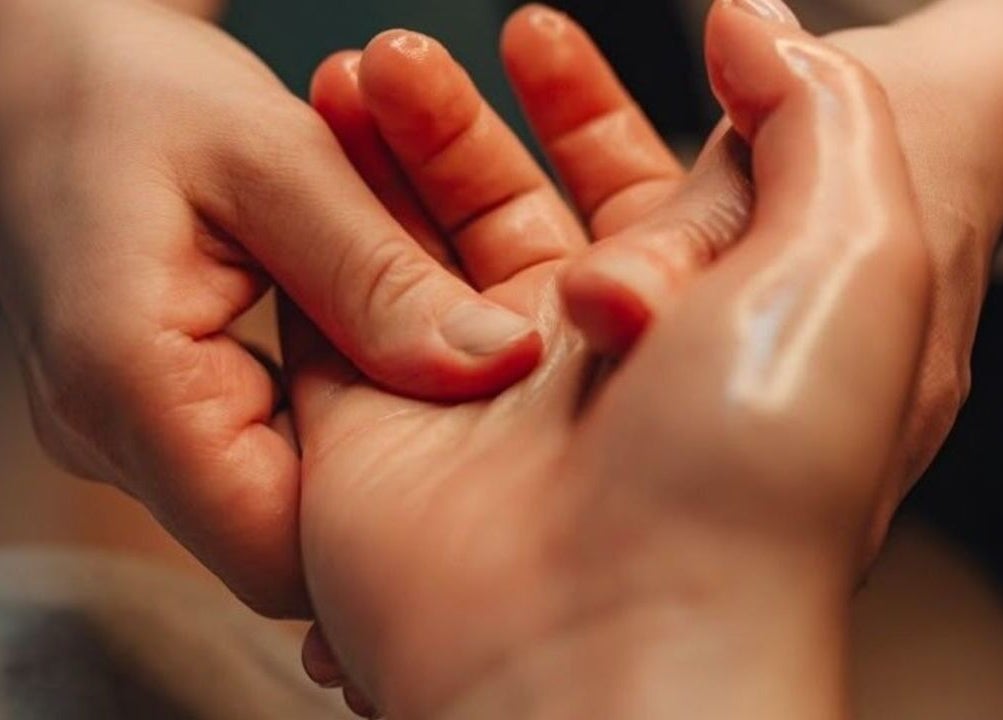 Relaxing hand massage at Glaymore Gents Salon in Arjan, دبي, AE, promoting wellness and relaxation.