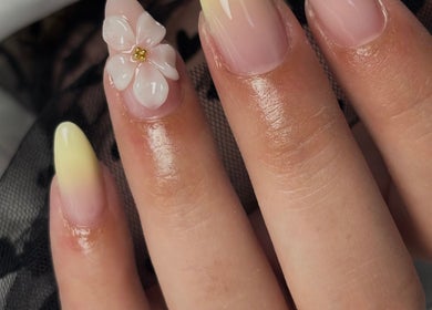Nail art délicat avec une fleur à Maison Vénus, Doué-en-Anjou, Pays De La Loire, FR.