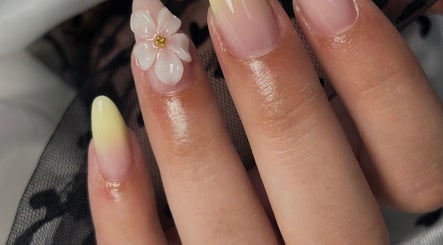 Nail art délicat avec une fleur à Maison Vénus, Doué-en-Anjou, Pays De La Loire, FR.