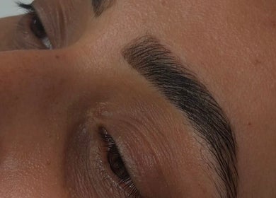Sourcils parfaitement sculptés à Maison Vénus, Doué-en-anjou, Pays De La Loire, FR.