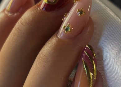 Nail art élégant avec dorure, Maison Vénus, Doué-en-anjou, Pays De La Loire, FR.