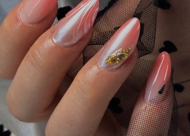 Nail art élégant avec décorations dorées chez Maison Vénus, Doué-en-Anjou, Pays De La Loire, FR.