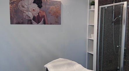 Sala trattamento chic presso Ms Mesaskin, Borgaro Torinese, Piemonte, IT con arte floreale.