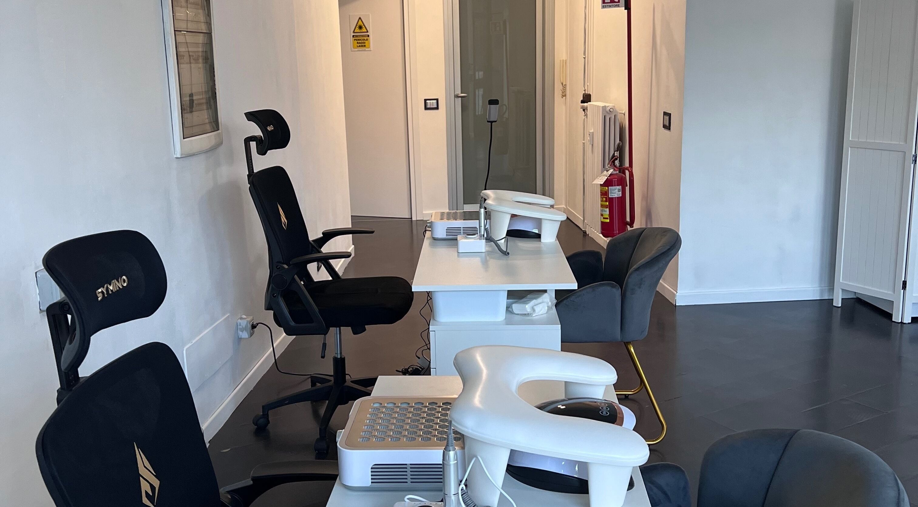 Postazione manicure moderna da Ms Mesaskin a Borgaro Torinese, Piemonte, IT.