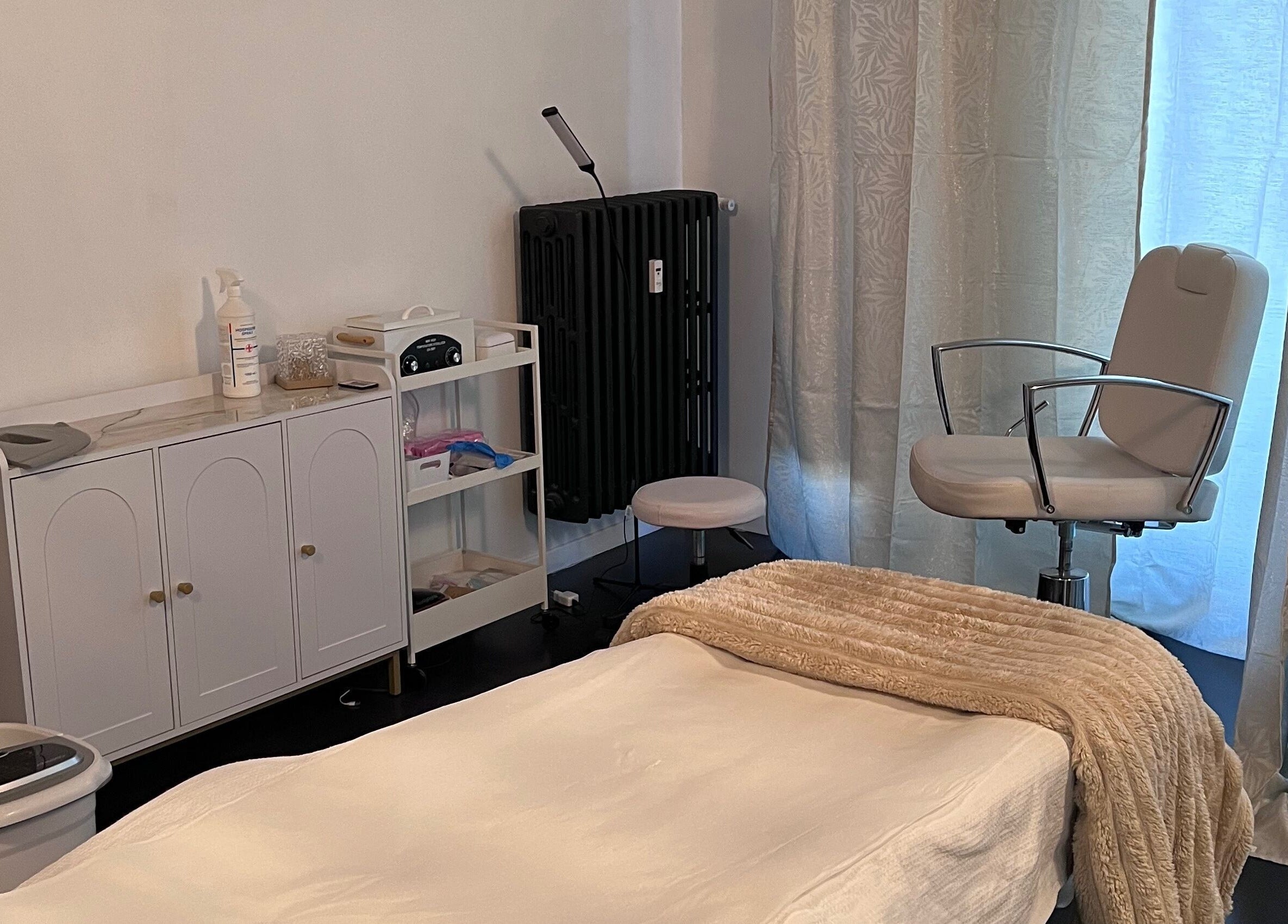 Interno rilassante di Ms Mesaskin a Borgaro Torinese, Piemonte, IT con sedia bianca e arredi moderni.