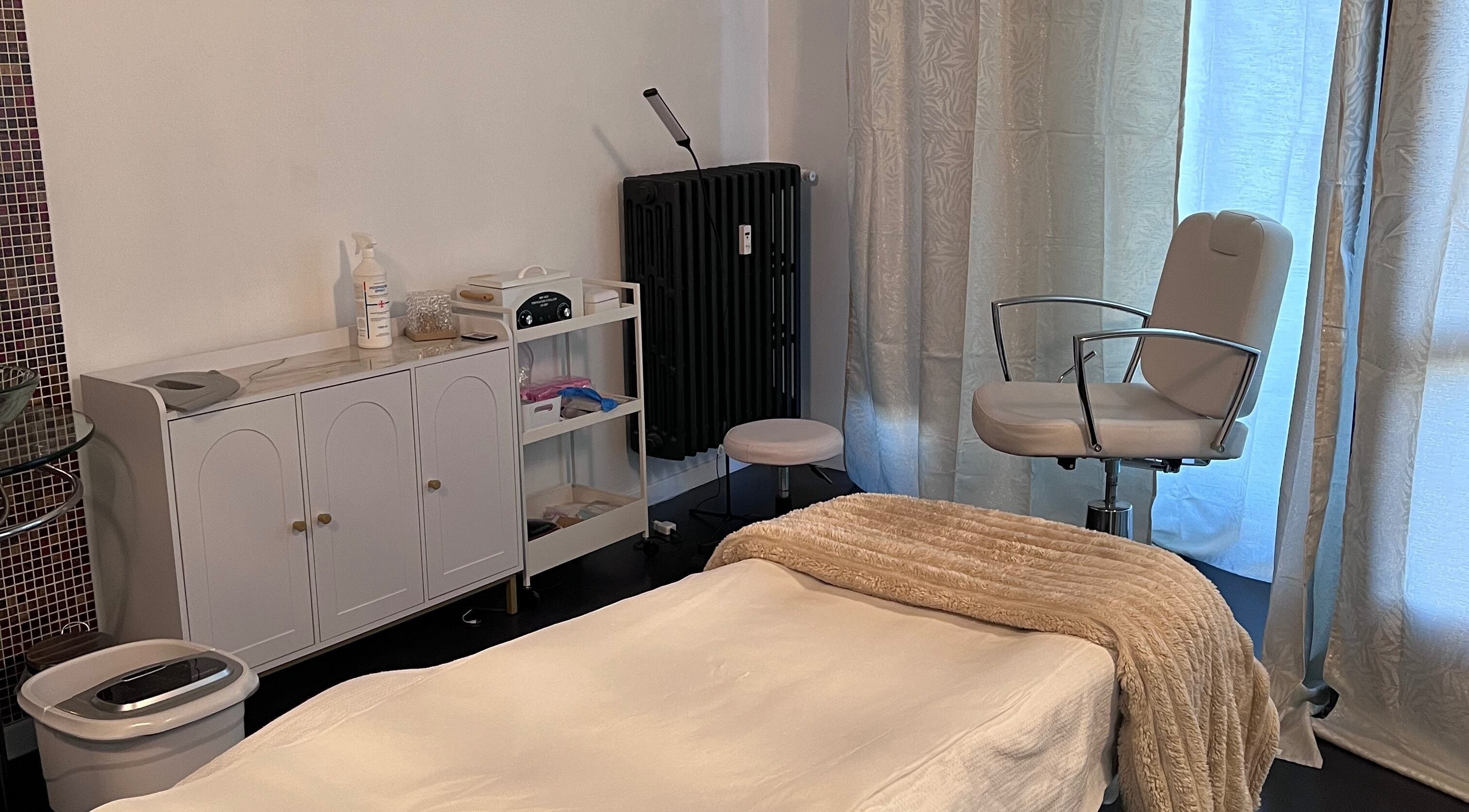 Interno rilassante di Ms Mesaskin a Borgaro Torinese, Piemonte, IT con sedia bianca e arredi moderni.