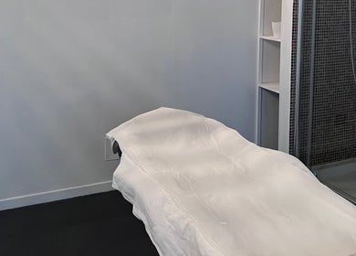 Spa minimalista a Ms Mesaskin, Borgaro Torinese, Piemonte, IT, con lettino e doccia moderna.