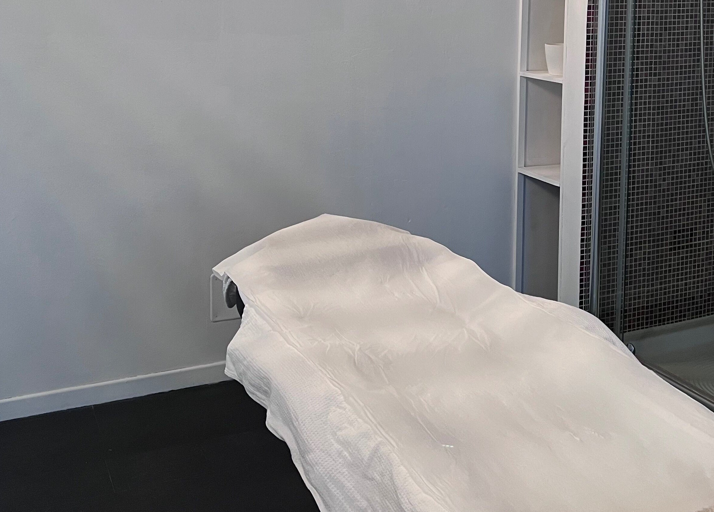 Spa minimalista a Ms Mesaskin, Borgaro Torinese, Piemonte, IT, con lettino e doccia moderna.