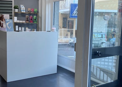 Elegante reception di Ms Mesaskin a Borgaro Torinese, Piemonte, IT, con prodotti esposti.