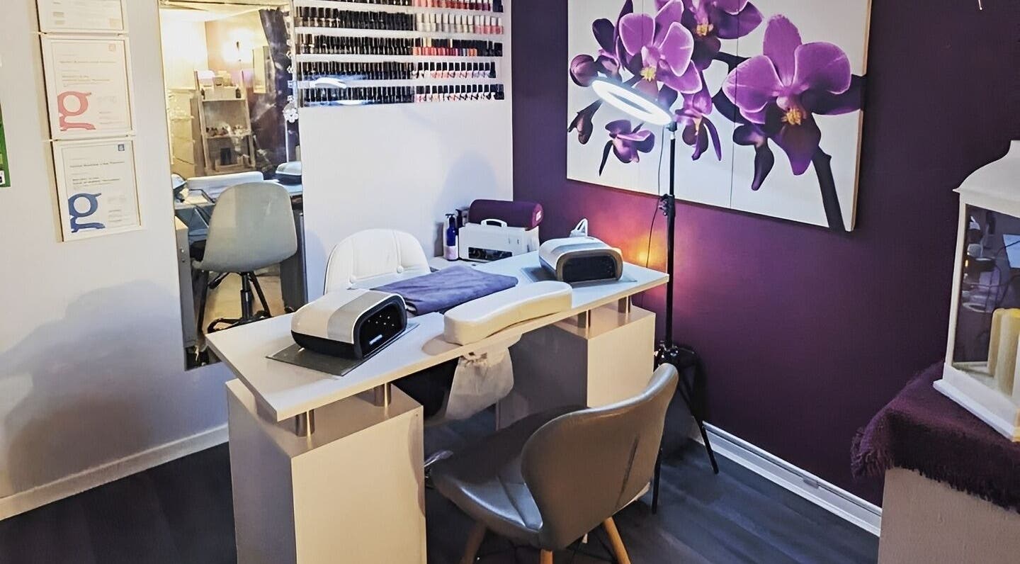 Reflexions nail studio with orchid decor in Hockley, England, GB. Elegant nail care setup and soothing ambiance.