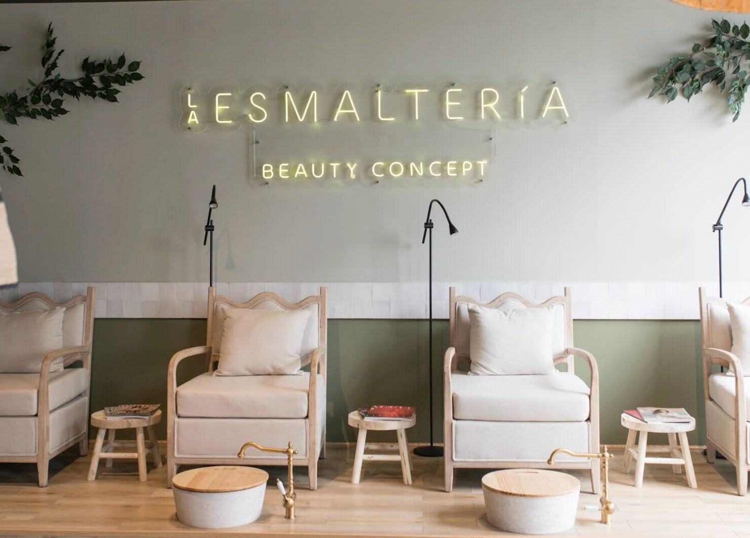 Interior de La Esmalteria Valdebebas en Madrid, Comunidad De Madrid, ES. Elegantes sillas y lámparas modernas.