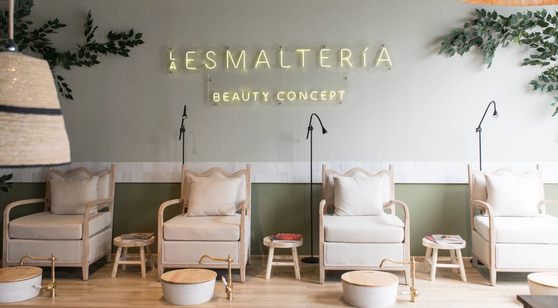 Interior de La Esmalteria Valdebebas en Madrid, Comunidad De Madrid, ES. Elegantes sillas y lámparas modernas.