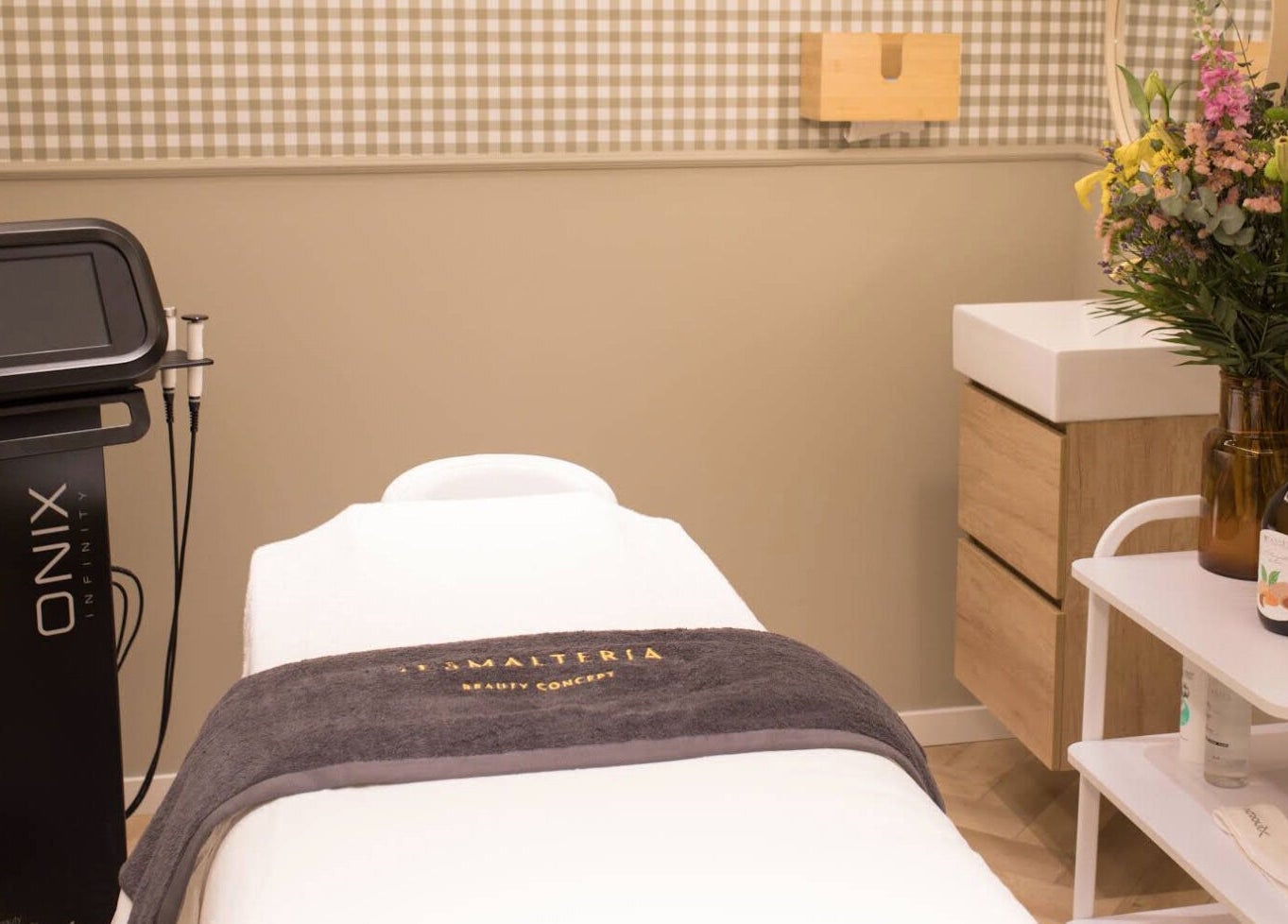 Sala de tratamiento en La Esmalteria Valdebebas, Madrid, Comunidad De Madrid, ES, con decoración moderna.