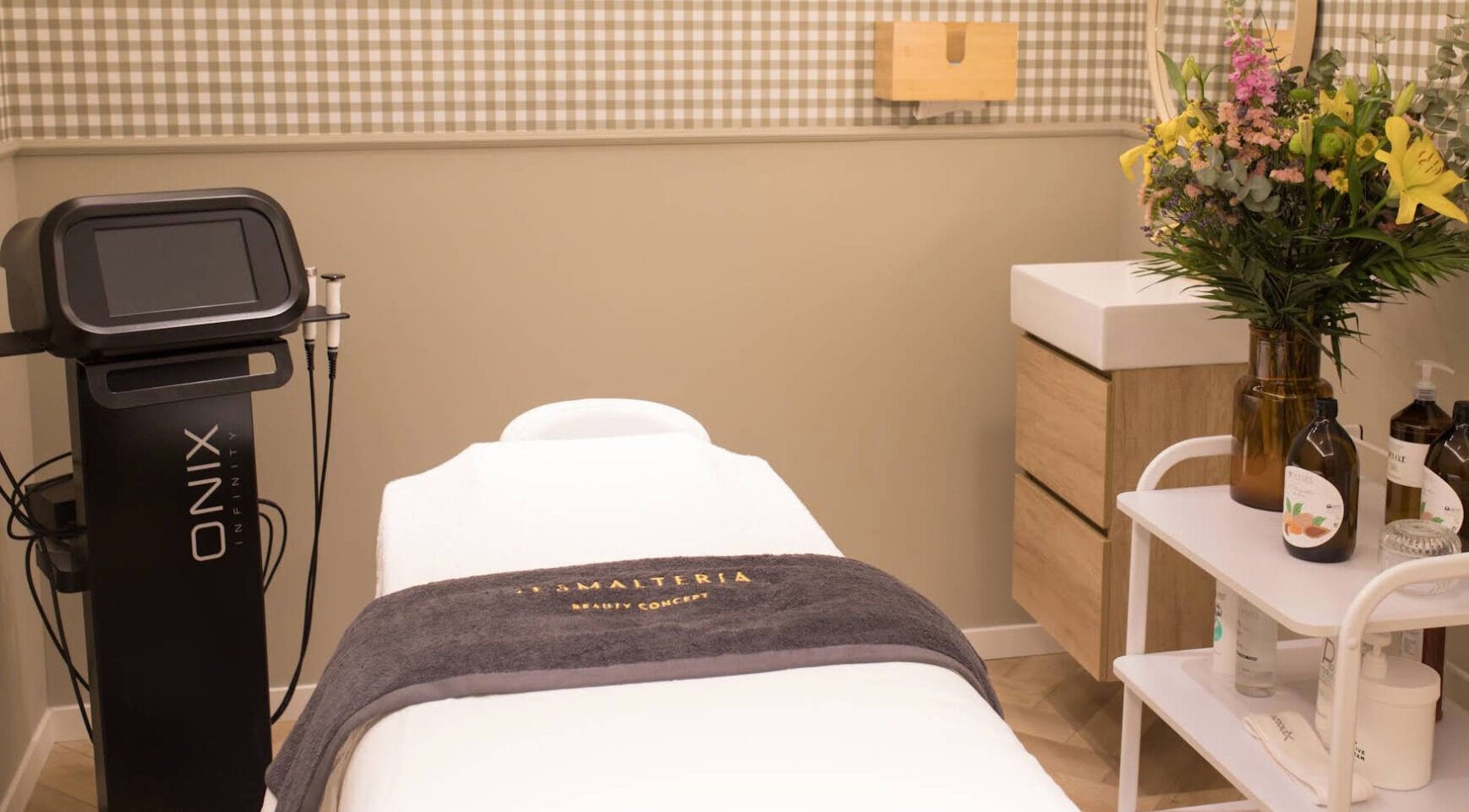 Sala de tratamiento en La Esmalteria Valdebebas, Madrid, Comunidad De Madrid, ES, con decoración moderna.