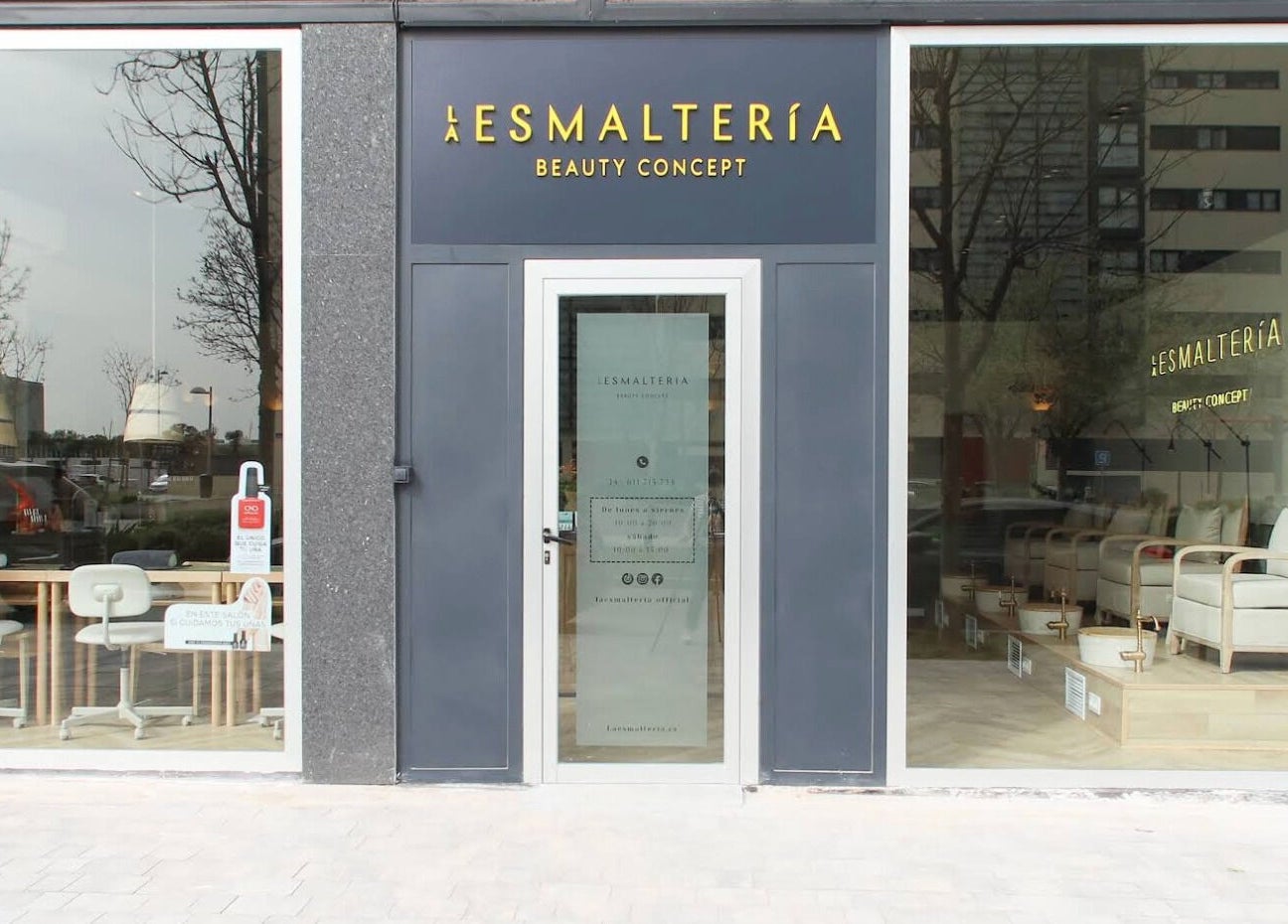 Fachada de La Esmalteria Valdebebas en Madrid, Comunidad De Madrid, ES, mostrando su entrada moderna.