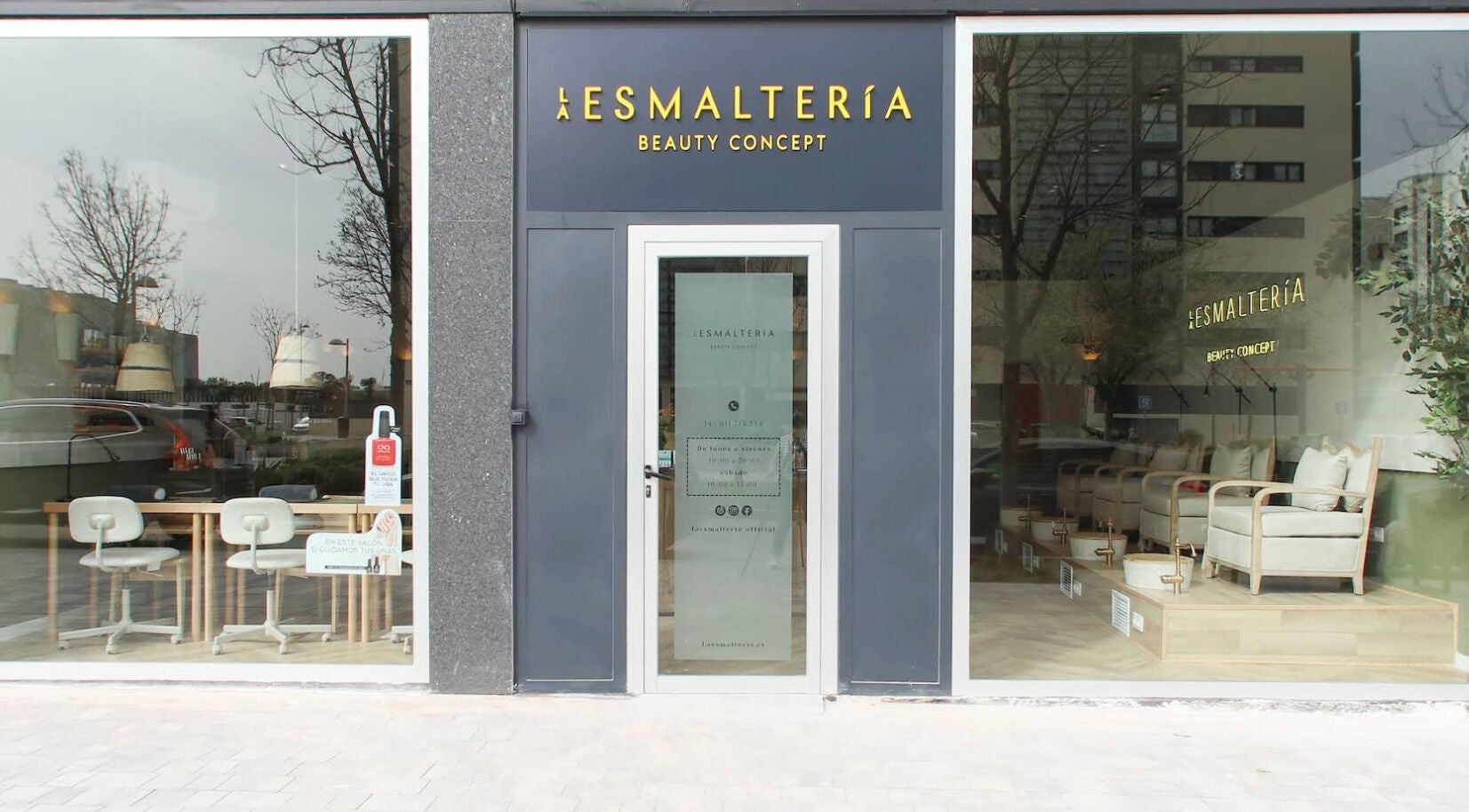 Fachada de La Esmalteria Valdebebas en Madrid, Comunidad De Madrid, ES, mostrando su entrada moderna.