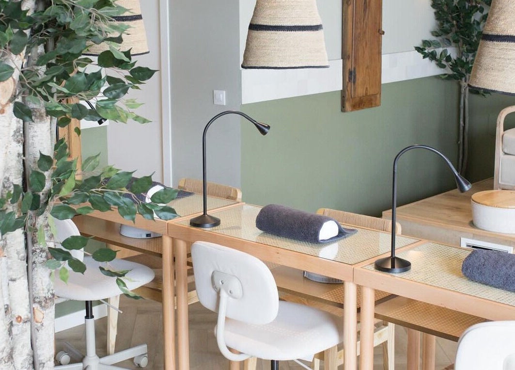 Espacio de manicura en La Esmalteria Valdebebas, Madrid, Comunidad De Madrid, ES con decoración natural.