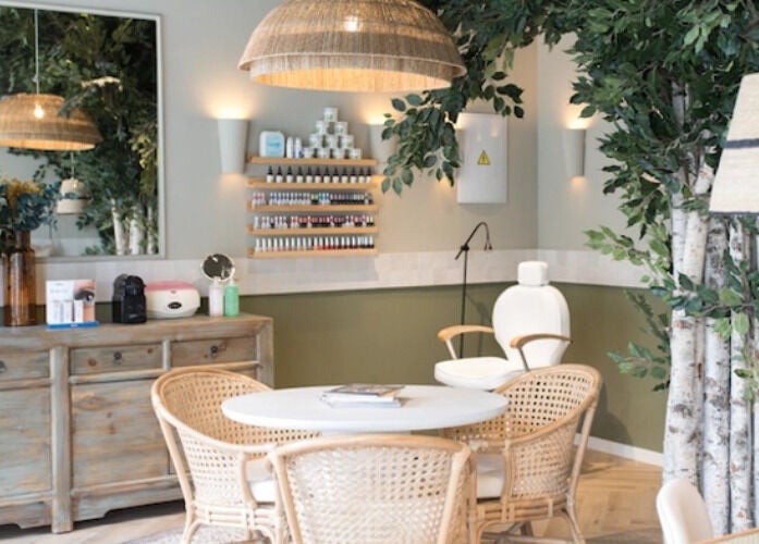 Interior acogedor de La Esmalteria Valdebebas en Madrid, Comunidad De Madrid, ES, decorado con muebles naturales.