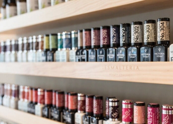 Estantería de esmaltes en La Esmalteria Valdebebas, Madrid, Comunidad De Madrid, ES.