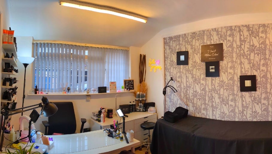 Danni’s Nails & Beauty, bild 1