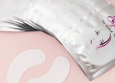 Επιθέματα βλεφαρίδων από το Lady Lash Chalkida, Χαλκίδα, GR σε ροζ φόντο.