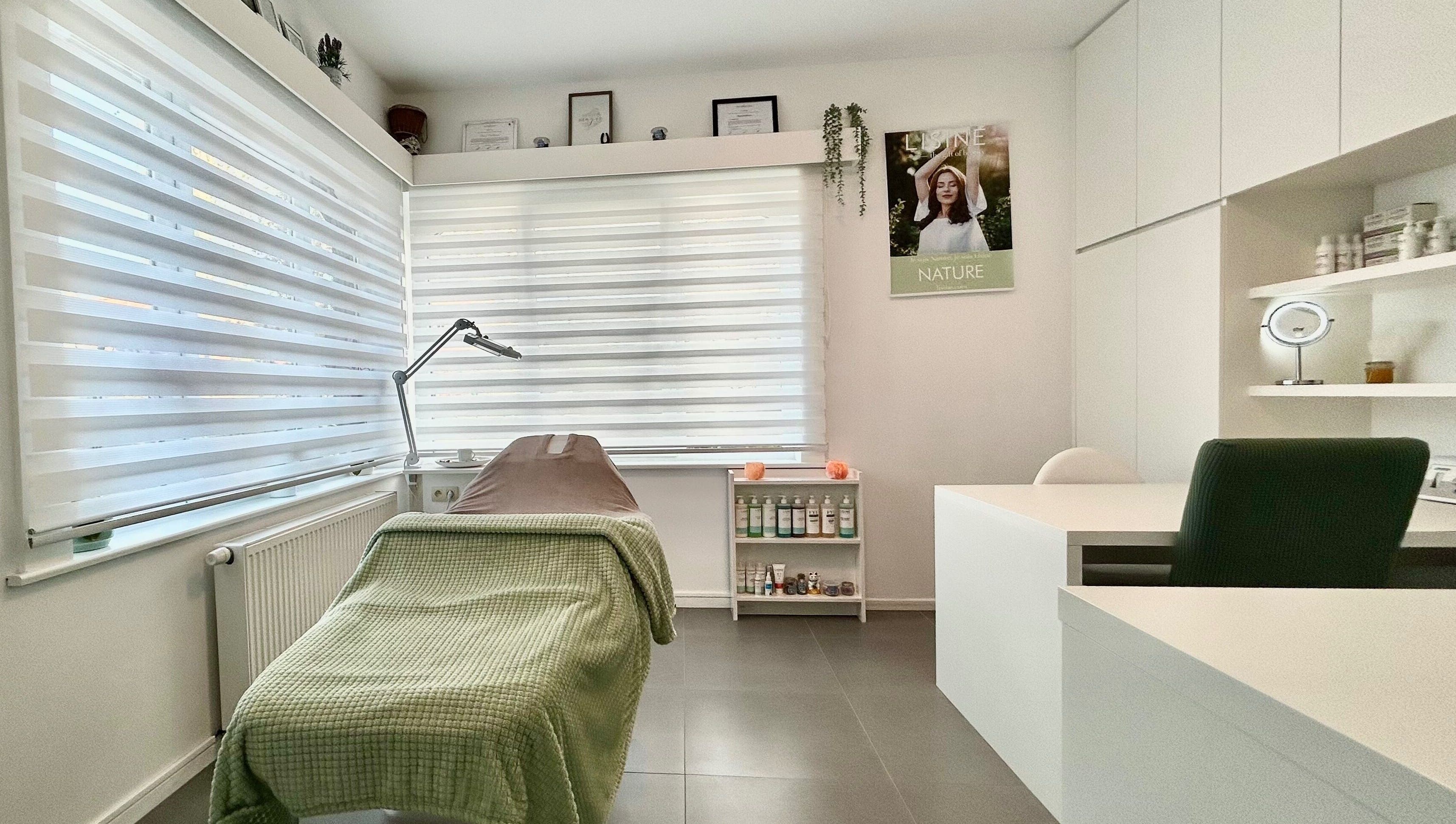 Rustige behandelingsruimte bij House of Om, Koksijde, Vlaams Gewest, BE met een comfortabele massagetafel.