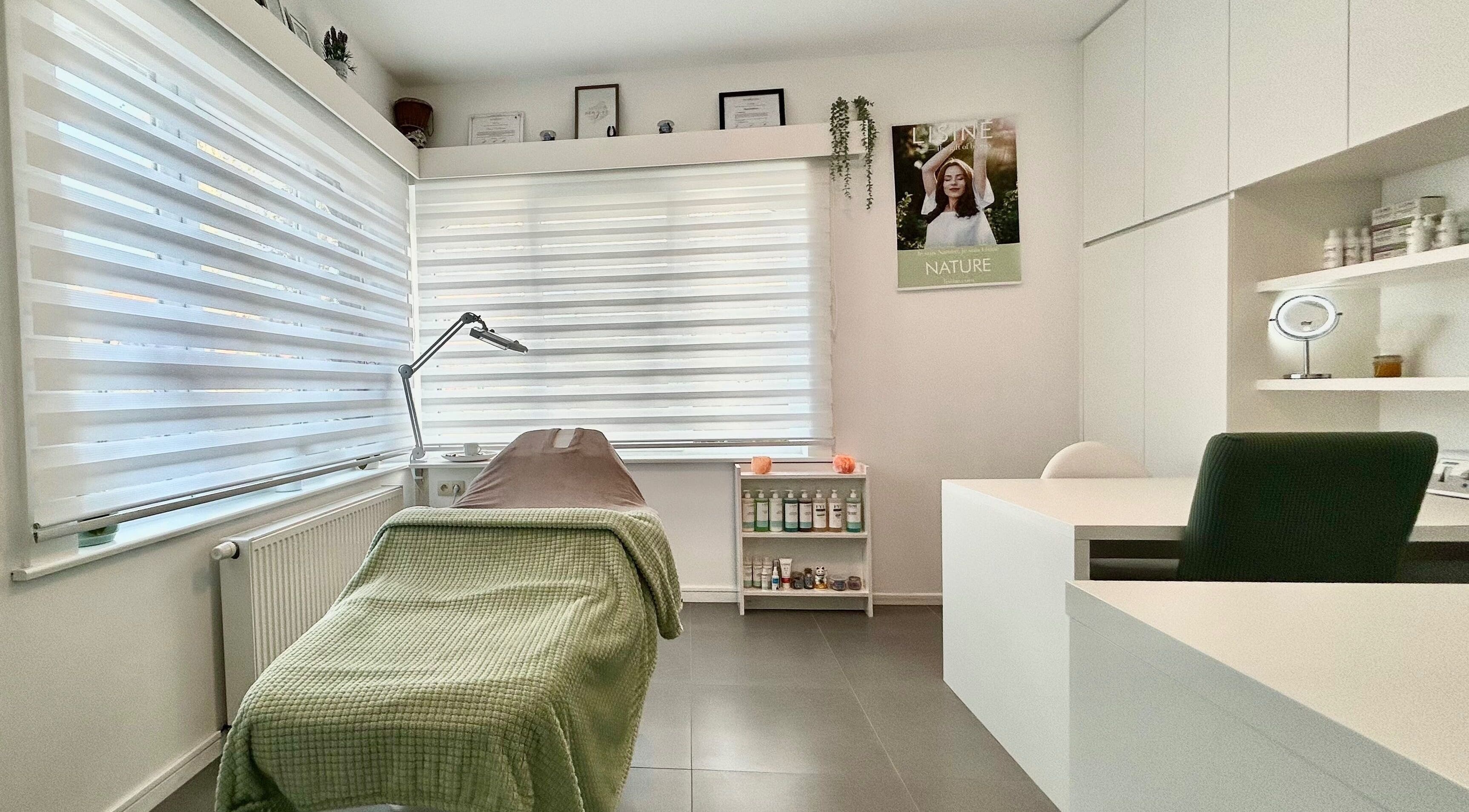 Rustige behandelingsruimte bij House of Om, Koksijde, Vlaams Gewest, BE met een comfortabele massagetafel.