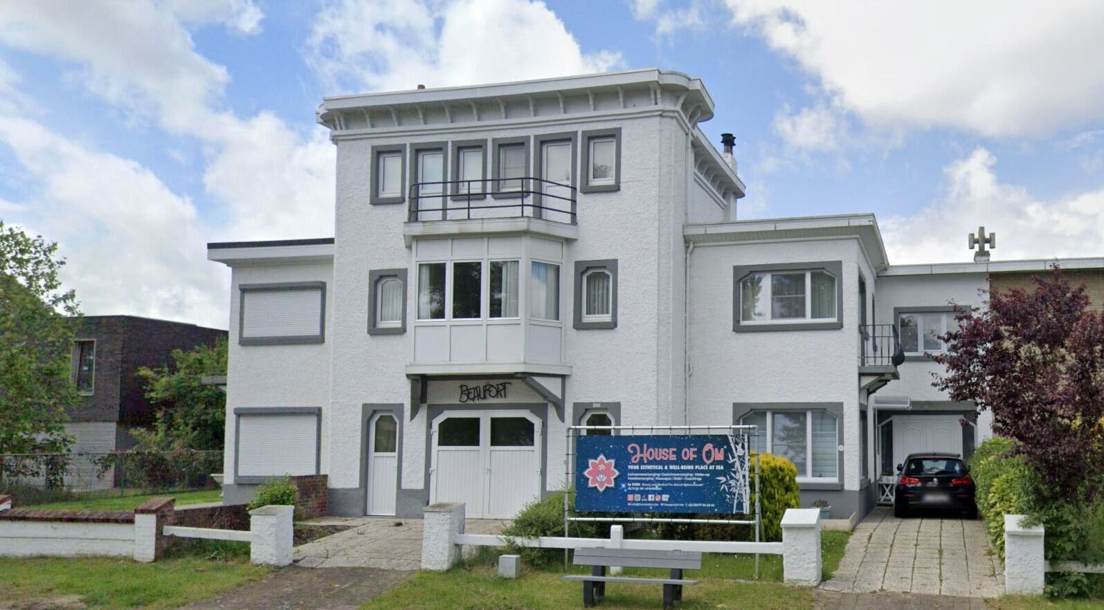 Buitengezicht van House of Om in Koksijde, Vlaams Gewest, BE, met uitnodigend bord.