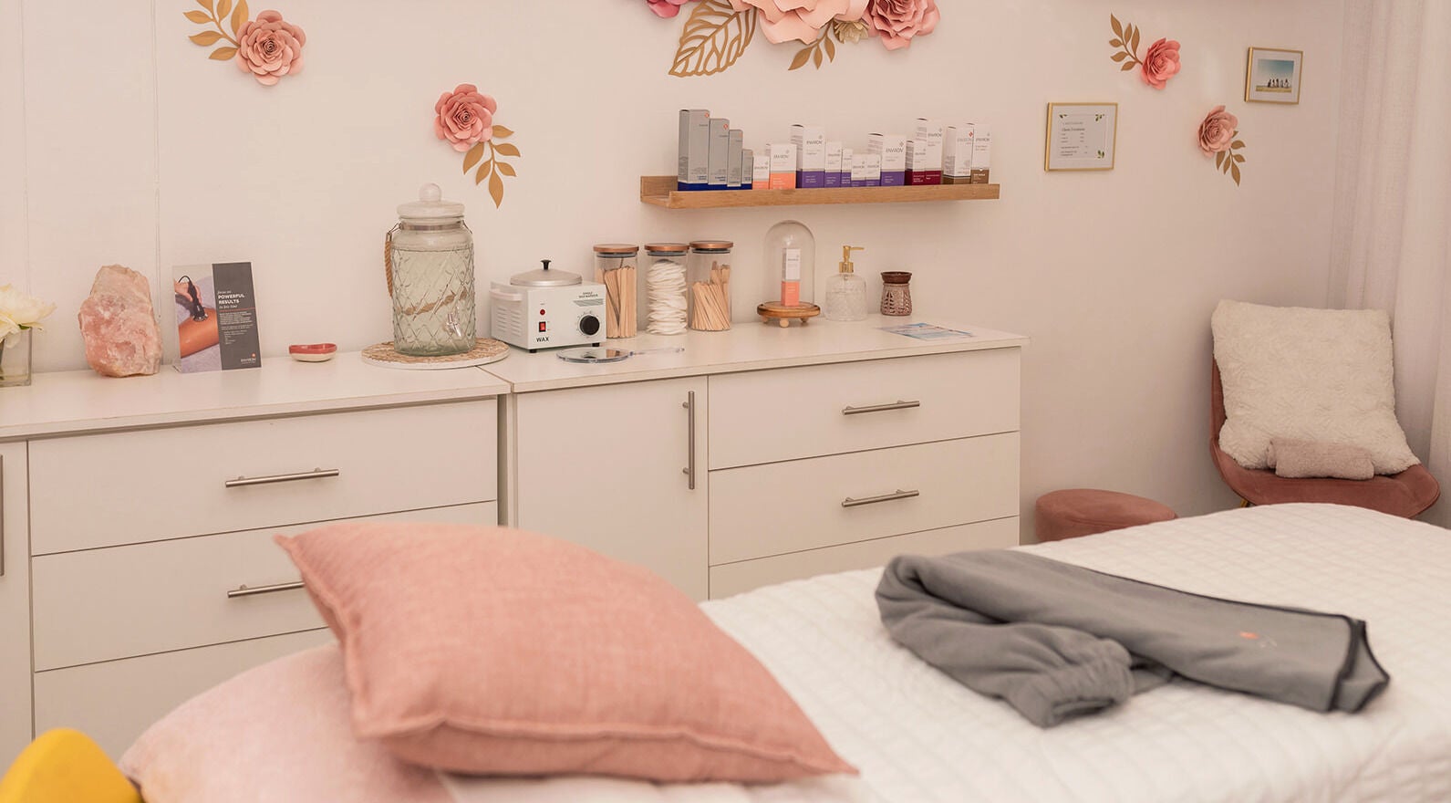 Cozy treatment room at Bloom by Shay, Kloof, Kwazulu-Natal, ZA with pastel decor and modern amenities.
