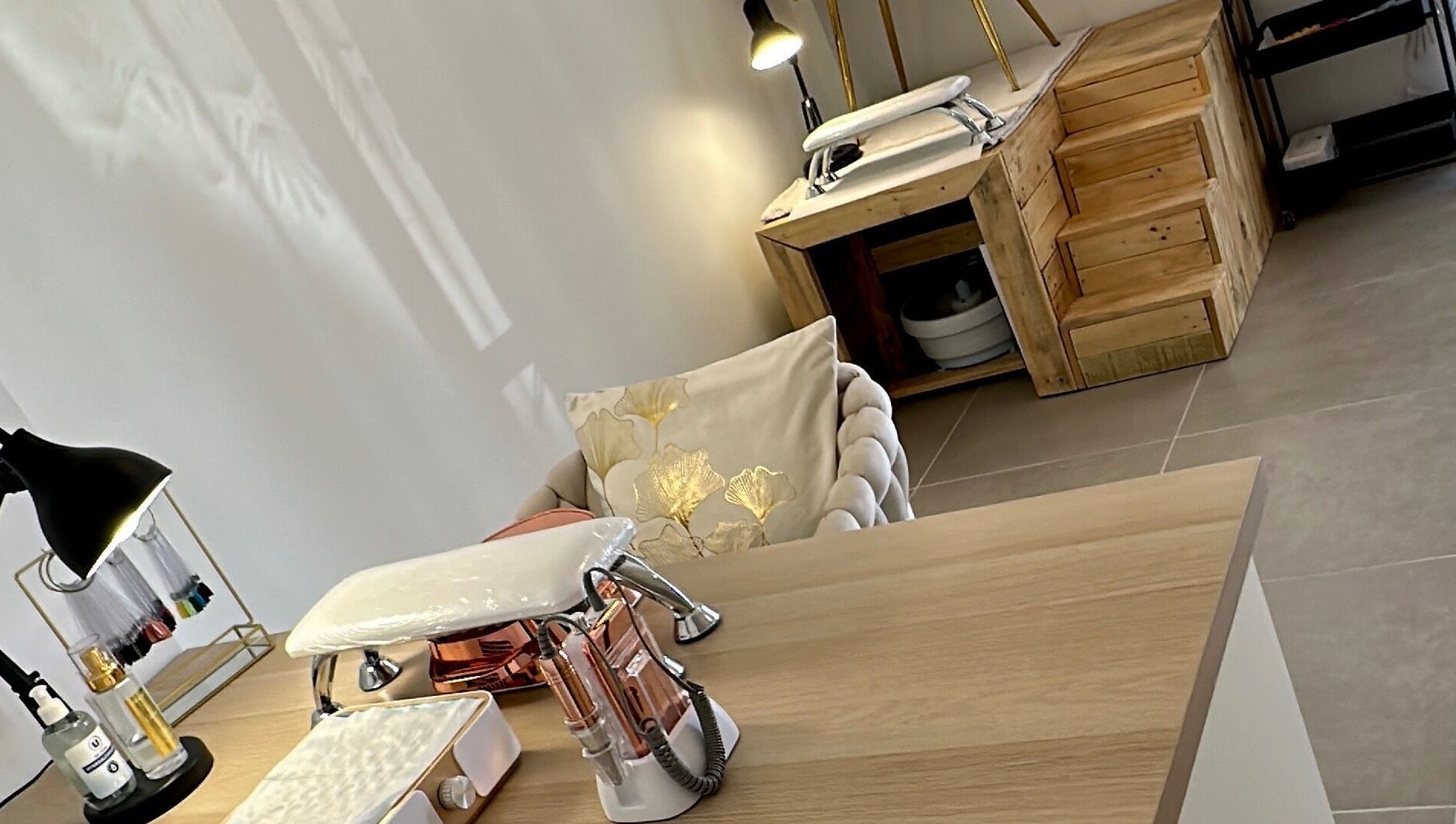 Espace manucure élégant à Essenza Institut, Sainte-Clotilde, Réunion, RE, offrant confort et style.