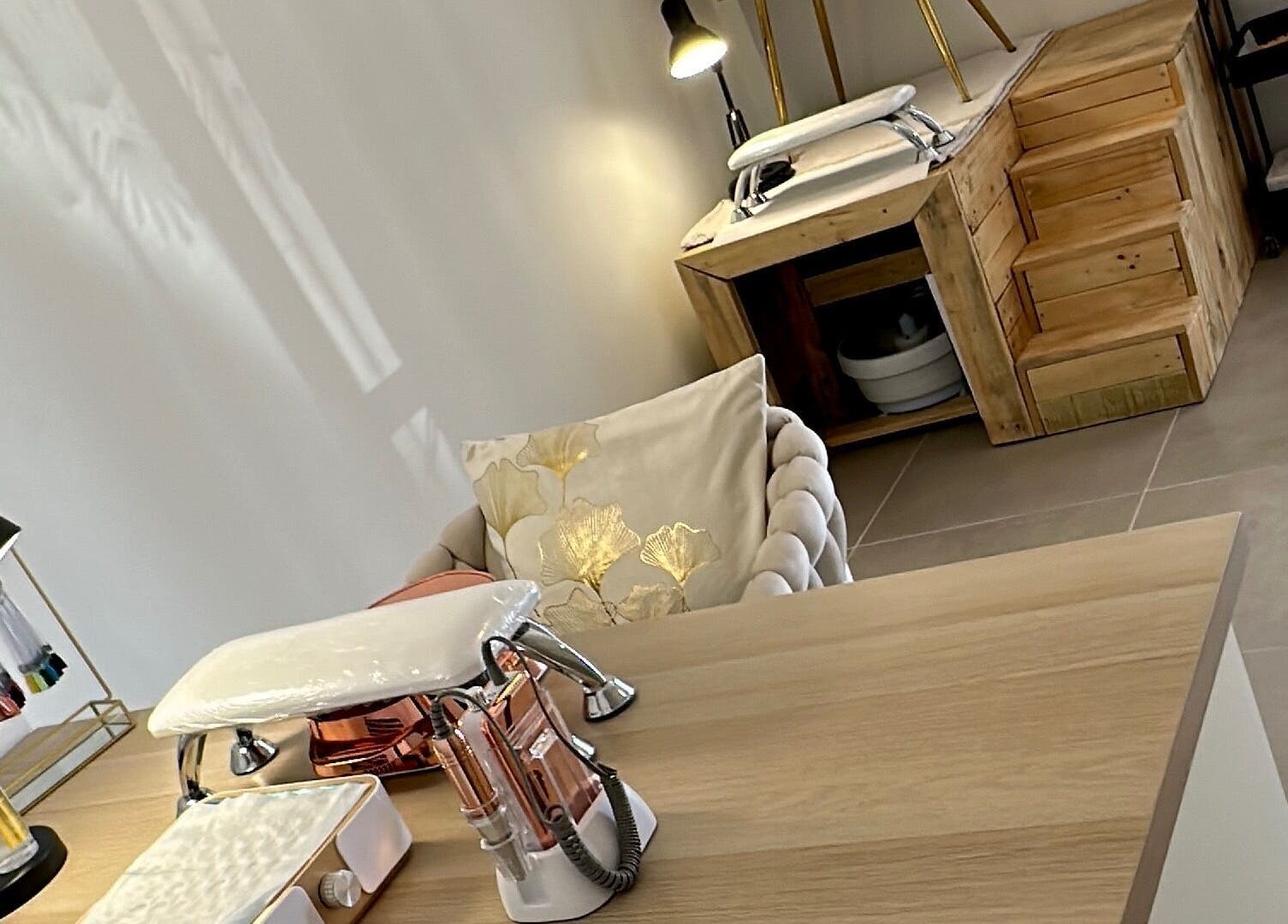 Espace manucure élégant à Essenza Institut, Sainte-Clotilde, Réunion, RE, offrant confort et style.