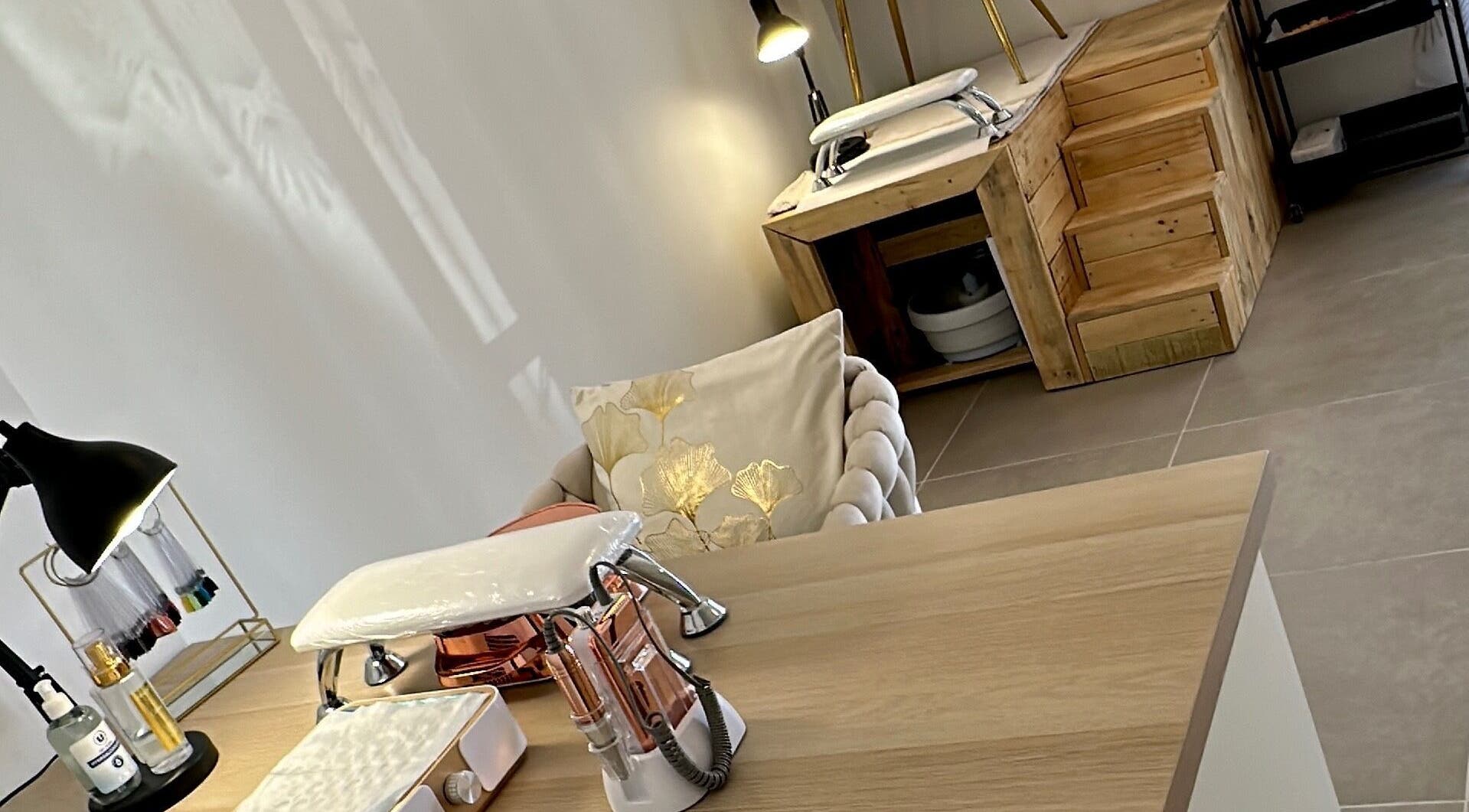 Espace manucure élégant à Essenza Institut, Sainte-Clotilde, Réunion, RE, offrant confort et style.