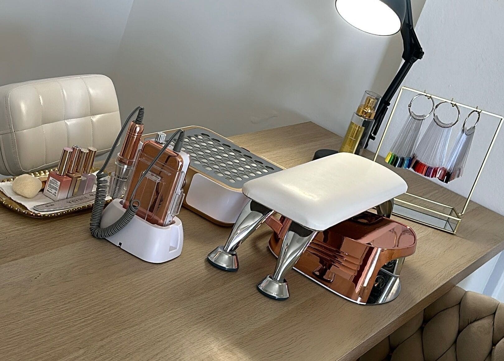 Équipement de manucure à Essenza Institut, Sainte-Clotilde, Réunion, RE, prêt pour soins des ongles.