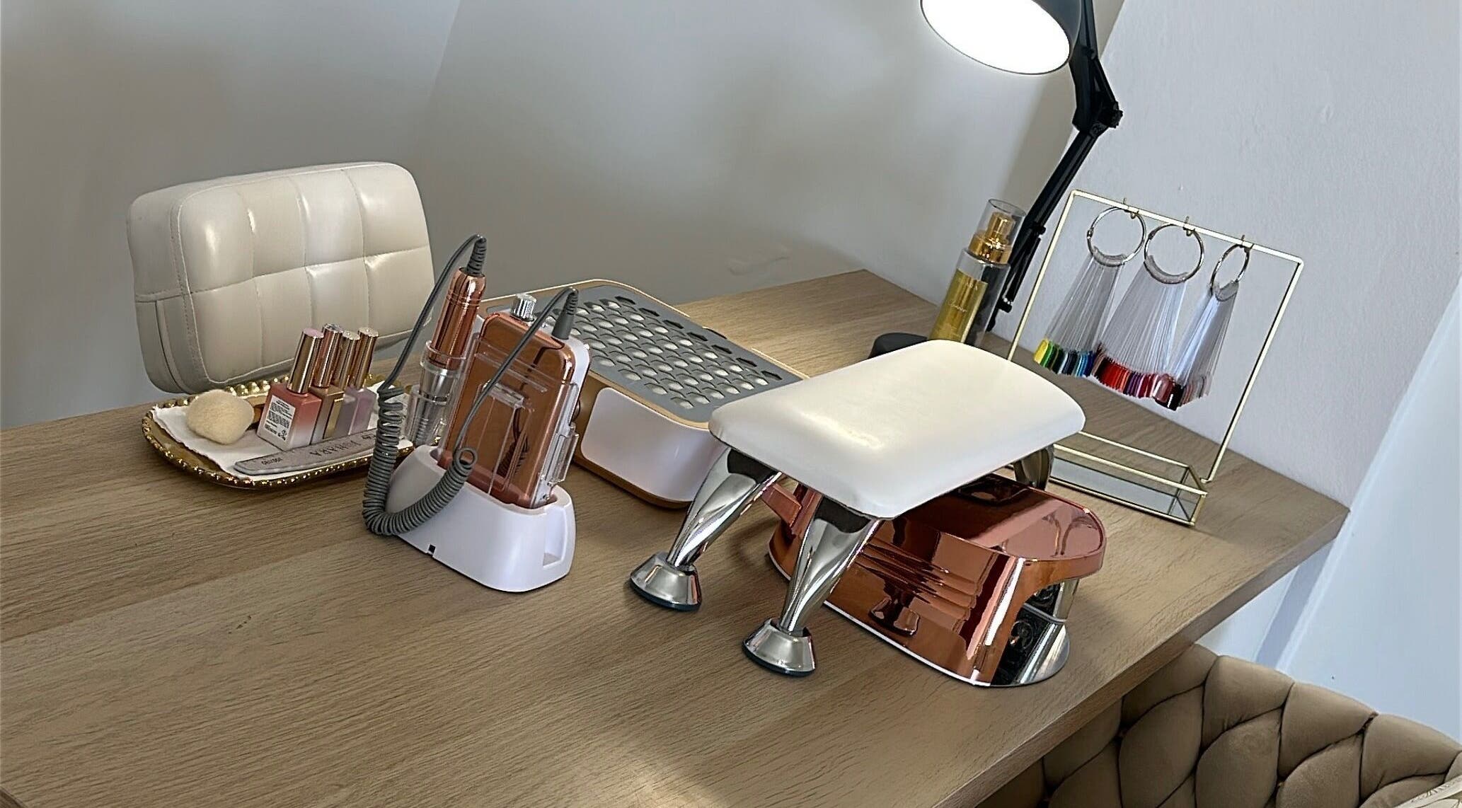 Équipement de manucure à Essenza Institut, Sainte-Clotilde, Réunion, RE, prêt pour soins des ongles.