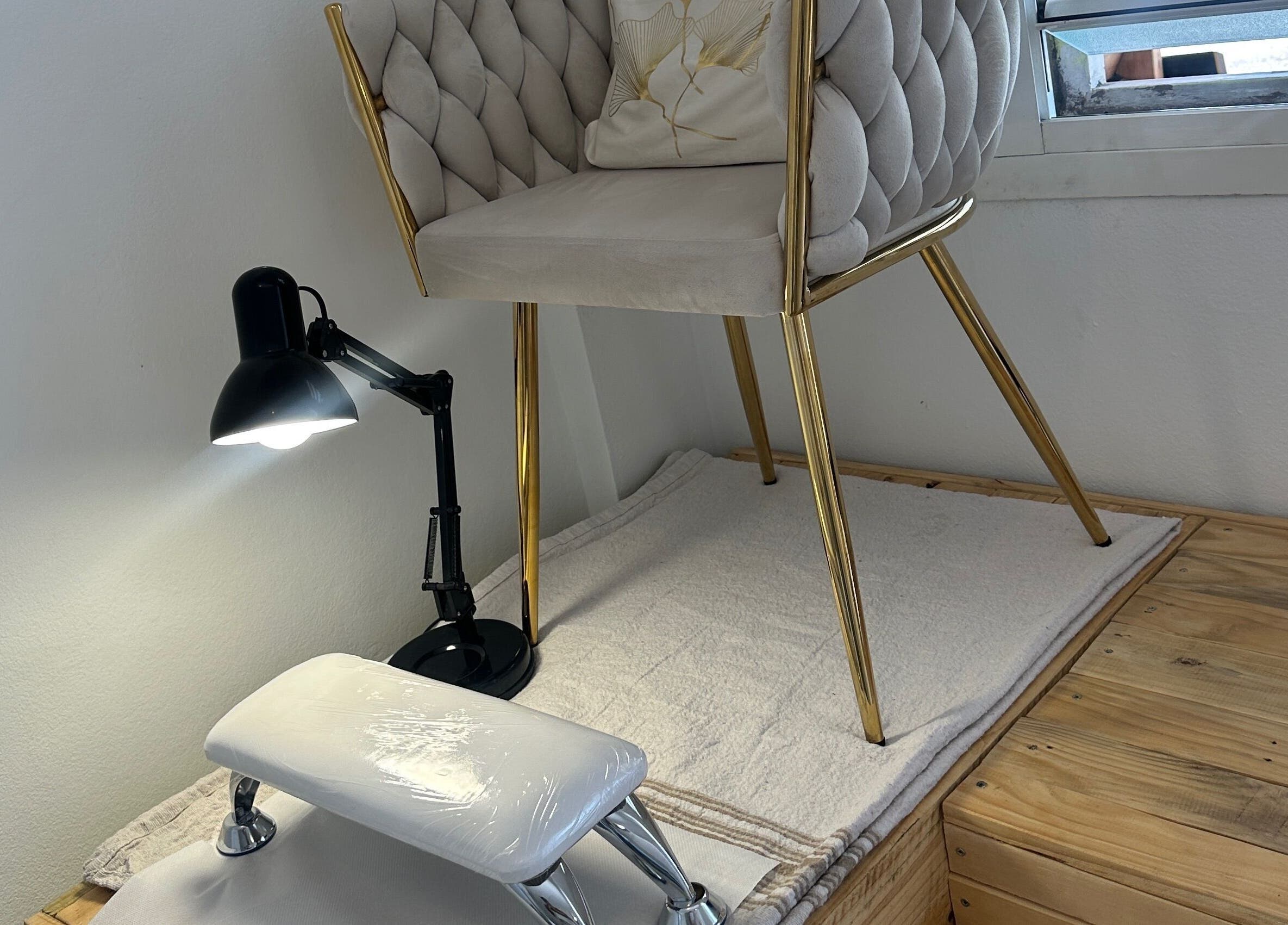 Siège luxueux pour soins de manucure à Essenza Institut, Sainte-Clotilde, Réunion, RE.