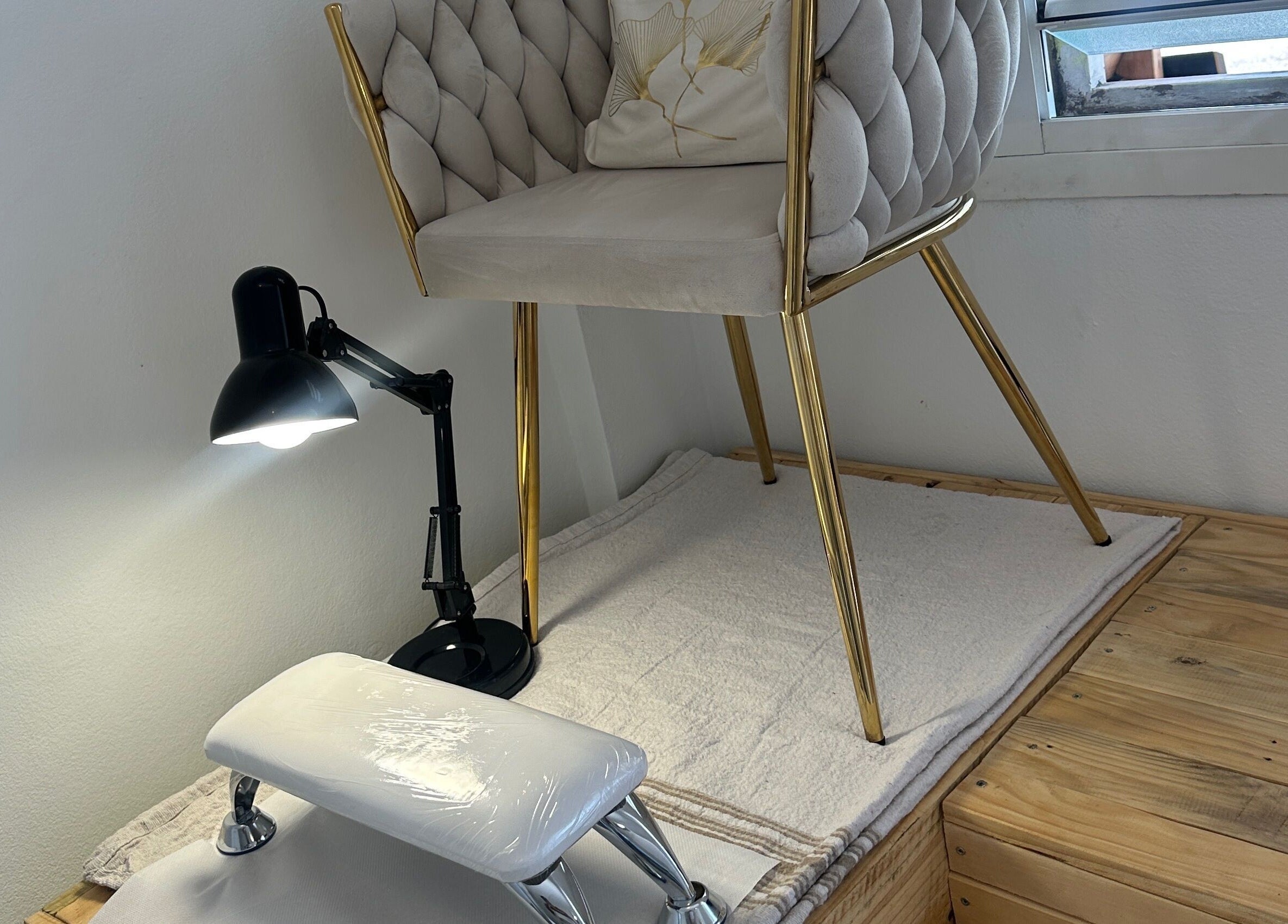 Siège luxueux pour soins de manucure à Essenza Institut, Sainte-Clotilde, Réunion, RE.