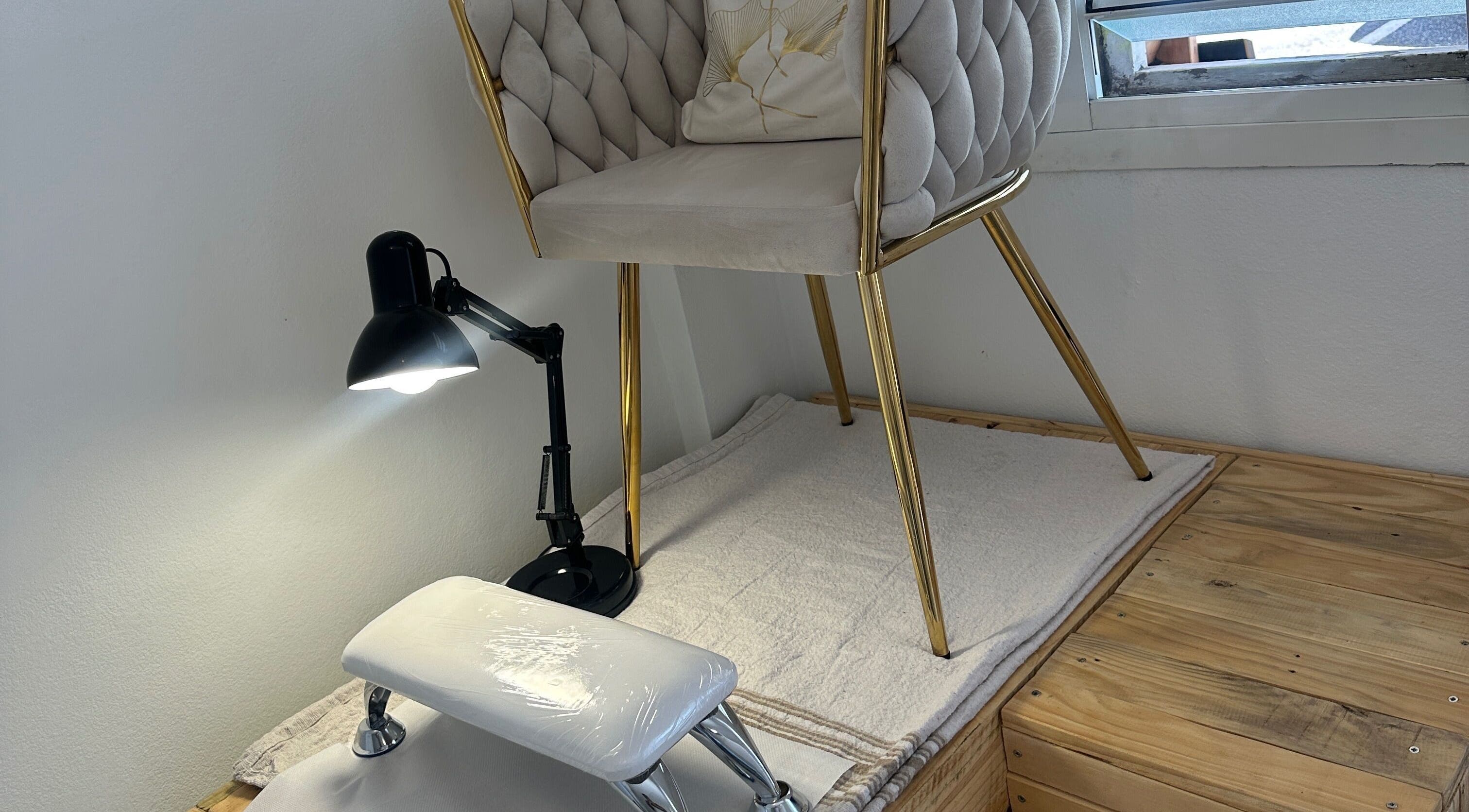 Siège luxueux pour soins de manucure à Essenza Institut, Sainte-Clotilde, Réunion, RE.