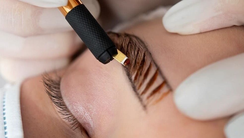 Microblading professionnel chez BEAUTE BIO D'OR, Paris, Île-de-france, FR pour des sourcils parfaits.