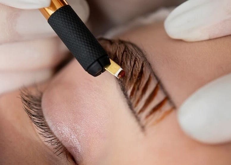 Microblading professionnel chez BEAUTE BIO D'OR, Paris, Île-de-france, FR pour des sourcils parfaits.