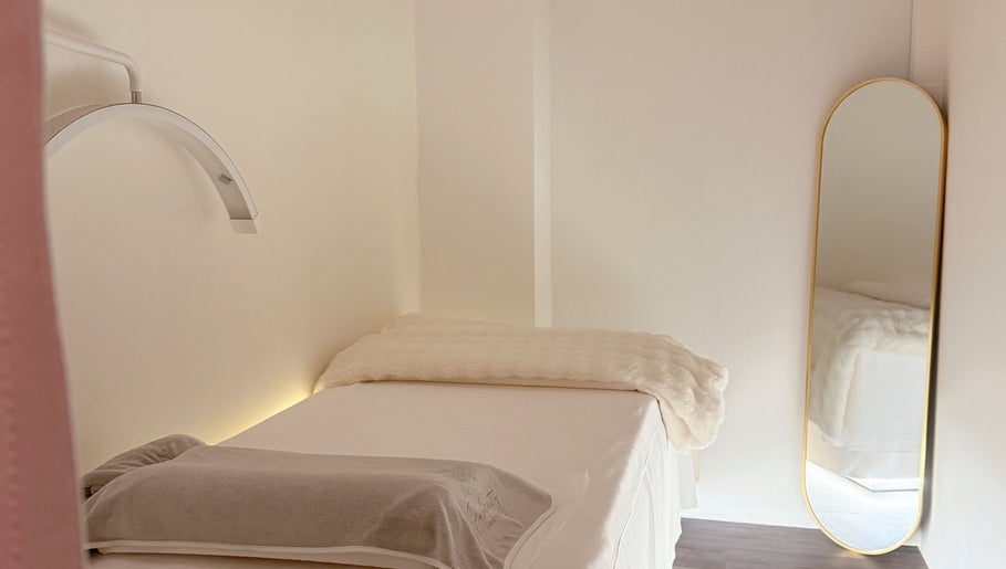 Relaxing treatment room with cozy bed at Pocobeauty, Singapore, Singapore, SG for ultimate wellness experience.