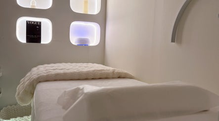 Relaxing spa bed at Pocobeauty, Singapore, SG showcasing modern tranquility and elegance.