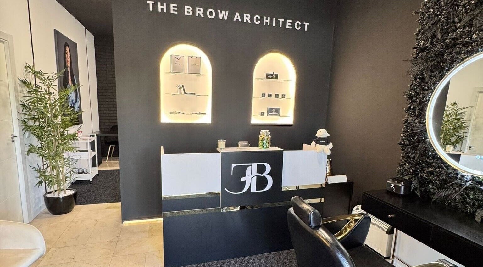 Elegant reception area at Jobrows, Marbella, Andalucía, ES, featuring sleek decor and modern design.